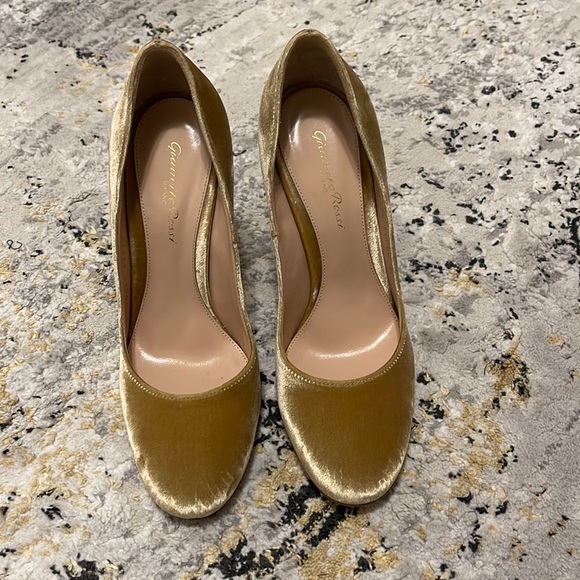 Brand new gianvito Rossi velvet gold heels - Picture 2 of 4